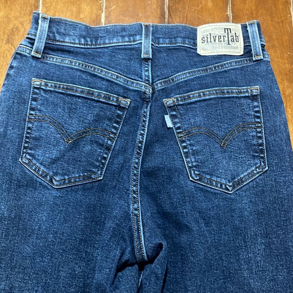 Levi's Classic Blue Straight Leg Denim Jeans Silver Tab Mom Jean Size 28 - Picture 4 of 5
